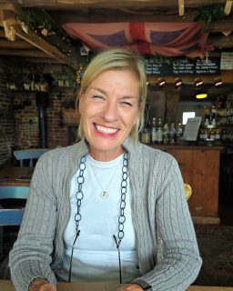 Sunday selfie from a dreary, rain soaked Kent coast. I’m here for brunch and then off to collect leaves for a leaf mould compost for the kitchen garden. What's your Sunday plans?

#kentcoast #outforbrunch