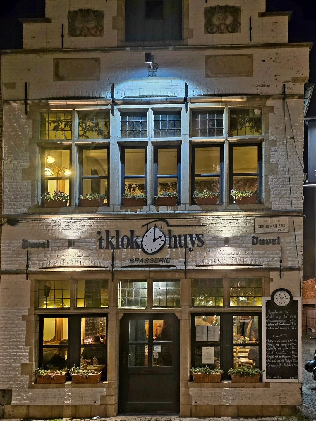 't Klokhuys is one of the better places in Ghent to eat a Gentse Waterzooi.
#tklokhuys #klokhuysghent #gentsewaterzooi #ghentbelgium