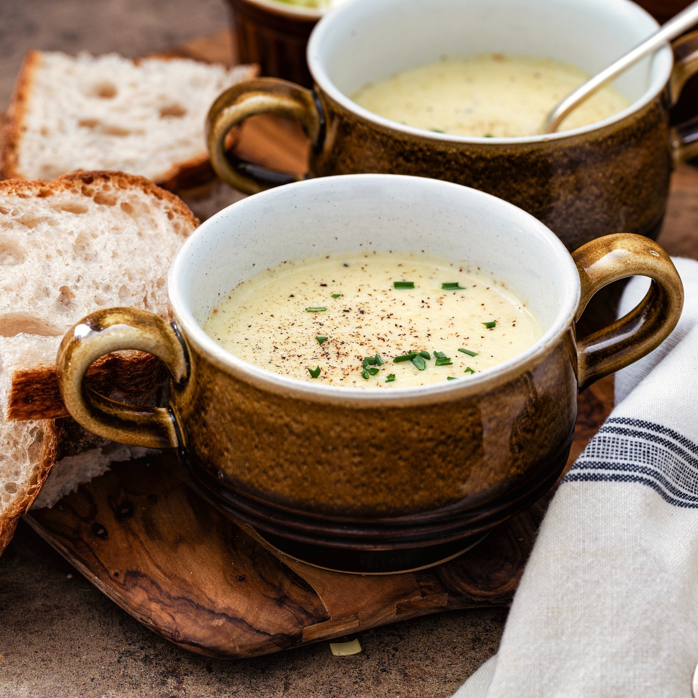 Leek and potato potage - a classic winter warmer: smooth, subtly savoury, and wonderfully comforting. Finished with a handful of grated Gruyère stirred in at the end for a touch of richness, and served with slices of our homemade sourdough, still warm from the oven.
#leekandpotatosoup #seasonalcooking #allotmentharvest #winterrecipes #comfortfood❤️ #soupseason #plottoplate