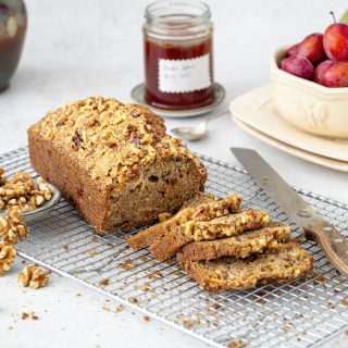 Courgette and plum cake with toasted walnuts - baked late last summer and nearly forgotten. Courgettes from the kitchen garden, Victoria plums from a friend’s orchard. Served with homemade plum jam and tea. Felt right to share it now.
#courgettecake #victoriaplums #fromscratch #kitchengarden #plumjam