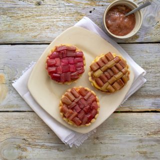 This week’s rhubarb and custard tartlets made with Fultons Strawberry Surprise and Stockbridge Arrow from the allotment. Layers of sweet shortcrust, rhubarb compote, vanilla set custard and poached rhubarb with the sugar kept light so the fruit still tastes of itself.

#rhubarb #rhubarbandcustard #allotmentgrown #springbaking #gardentocake