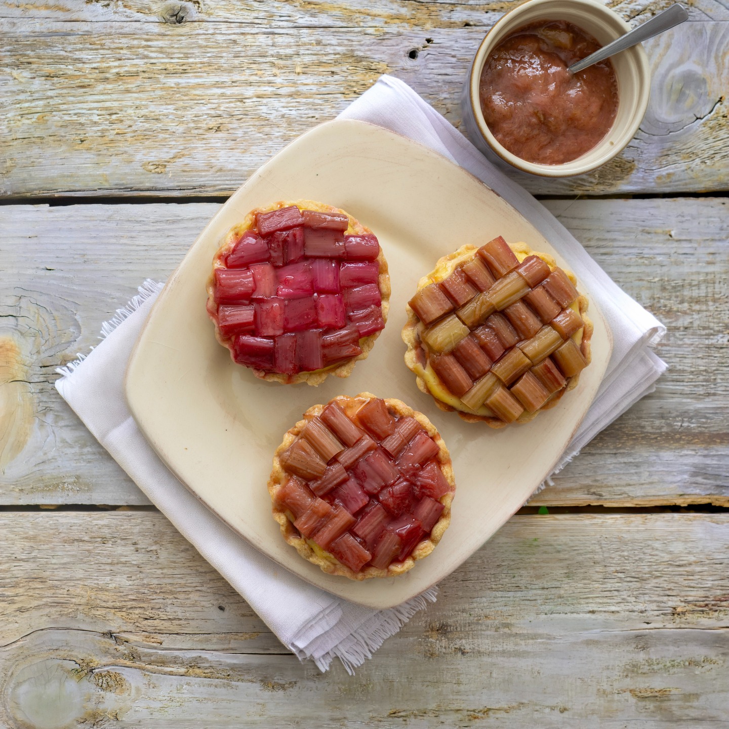 This week’s rhubarb and custard tartlets made with Fultons Strawberry Surprise and Stockbridge Arrow from the allotment. Layers of sweet shortcrust, rhubarb compote, vanilla set custard and poached rhubarb with the sugar kept light so the fruit still tastes of itself.

#rhubarb #rhubarbandcustard #allotmentgrown #springbaking #gardentocake