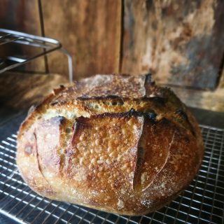 This week’s sourdough bake: a rustic 81% hydration country loaf made with True South West stoneground white, organic Maris Widgeon and organic wholemeal flour.
The long fermentation produced a crisp, deeply blistered crust and a soft, open interior with plenty of wheaten flavour. Fresh from the oven and cooling on the rack.
#sourdough #artisanbread #countrybread